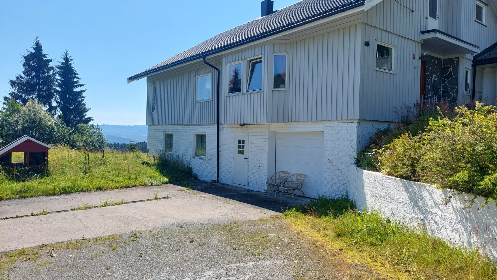 Stor parkeringsplass ved inngang